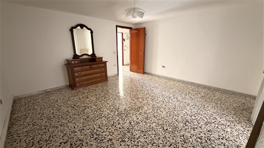 Appartamento Al Piano Ammezzato Di 2 Vani Oltre Accessori. Doppia Esposizione.